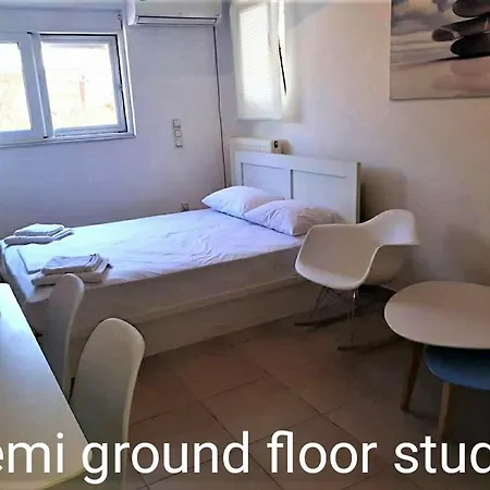 펜션 Vrachati Sea Front House